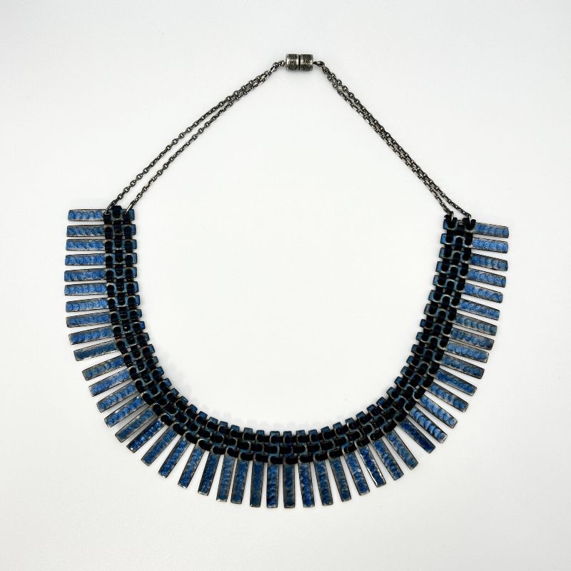 Collar vintage de esmalte azul y cuero negro