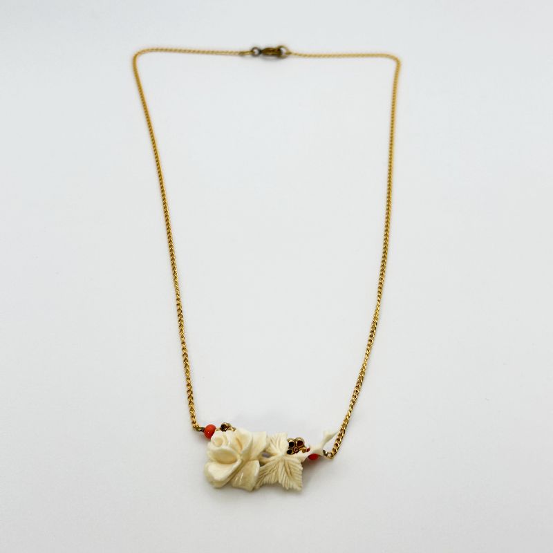 Collar vintage floral tallado en hueso y coral